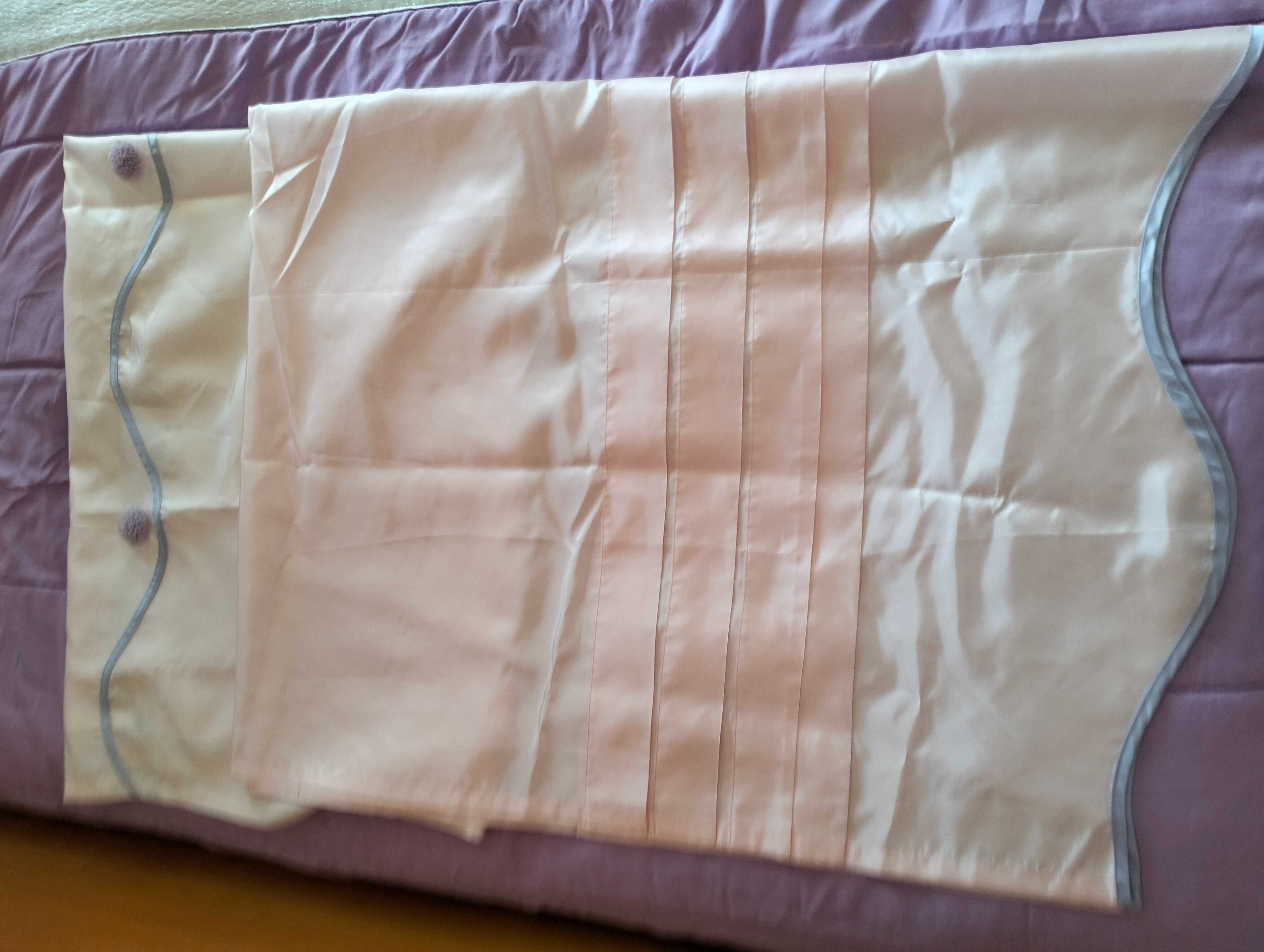 Colcha de criança com almofadas e cortinas