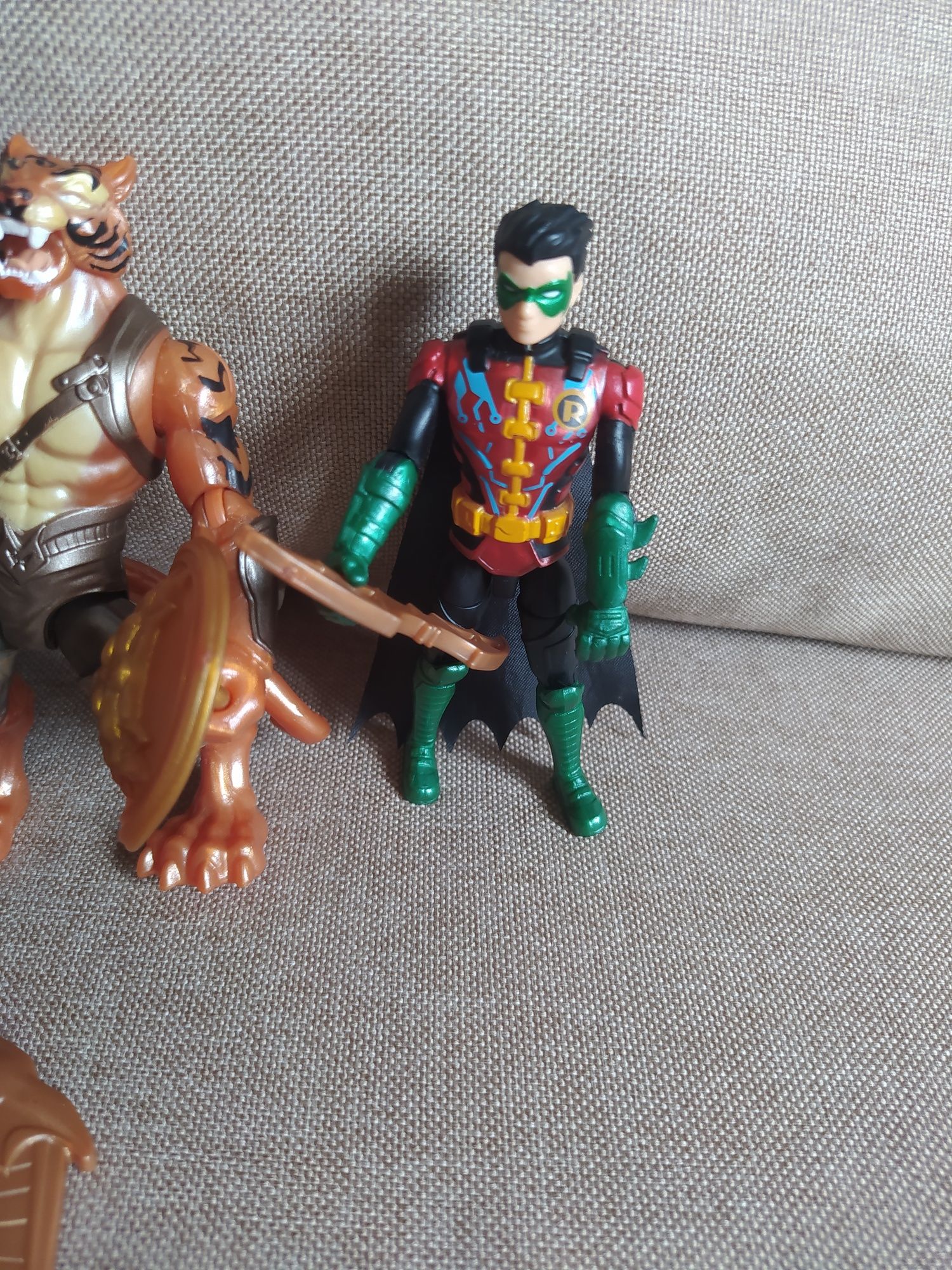 Batman zestaw 3 figurek Batman Robin i Bronze Tiger i akcesoria 10 cm