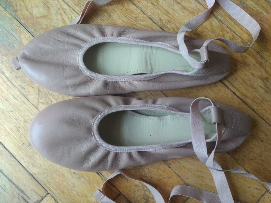 Baleriny, baletki skórzane z tasiemkami Massimo Dutti rozmiar 33