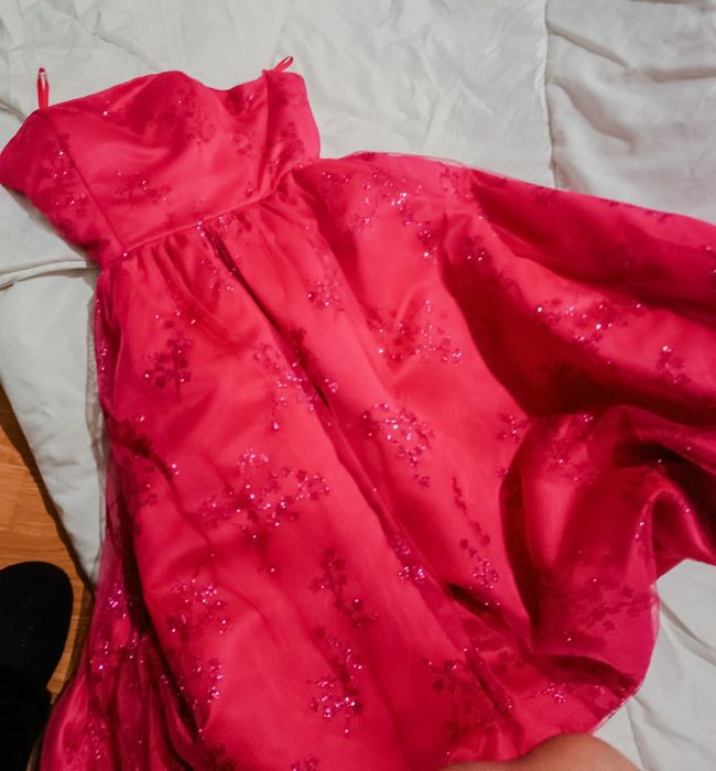 Vestido rosa choque, com glitter.