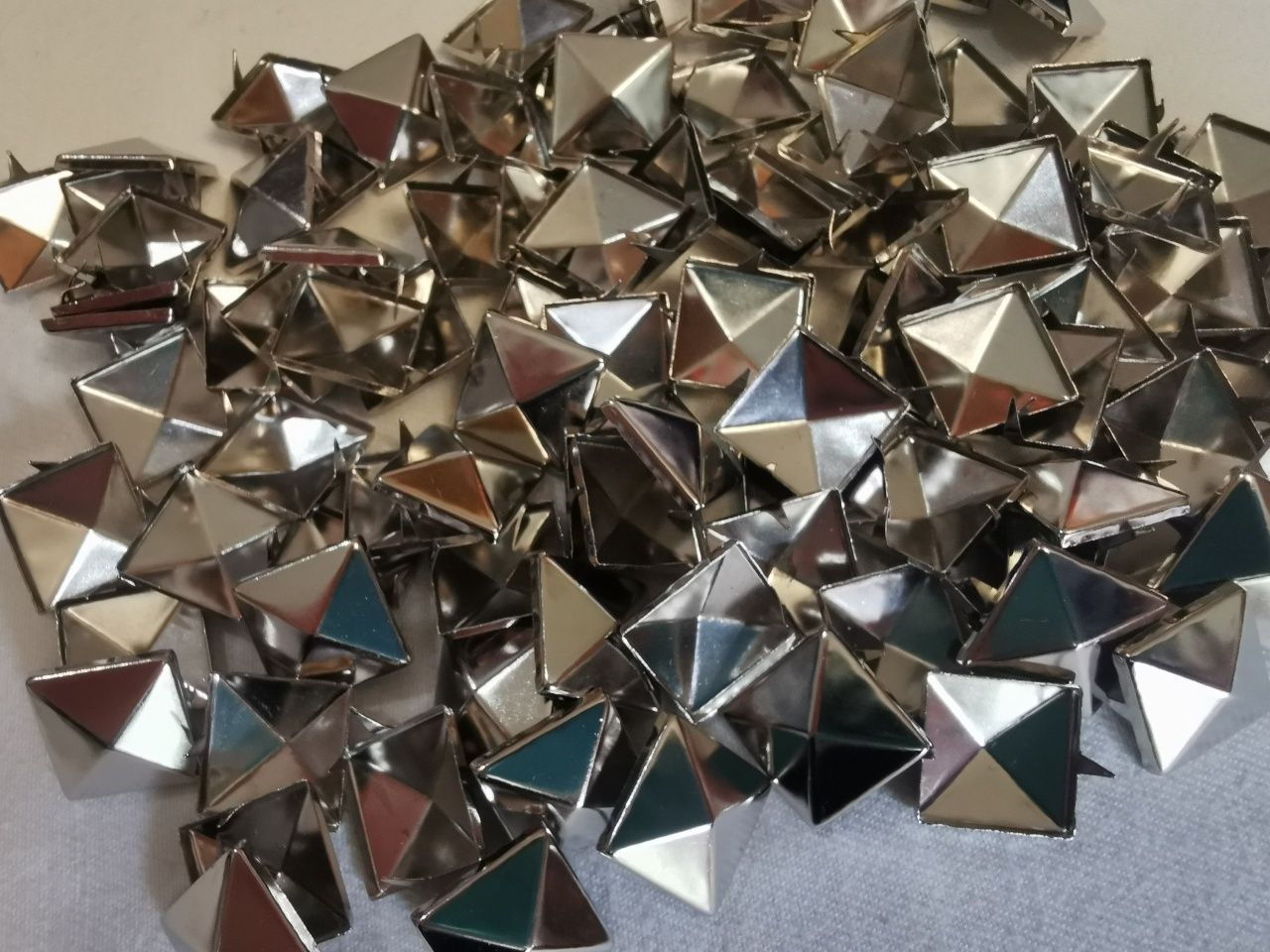 100szt Ćwieki nity piramidki 15x15mm srebrne do torebek pasków kurtek