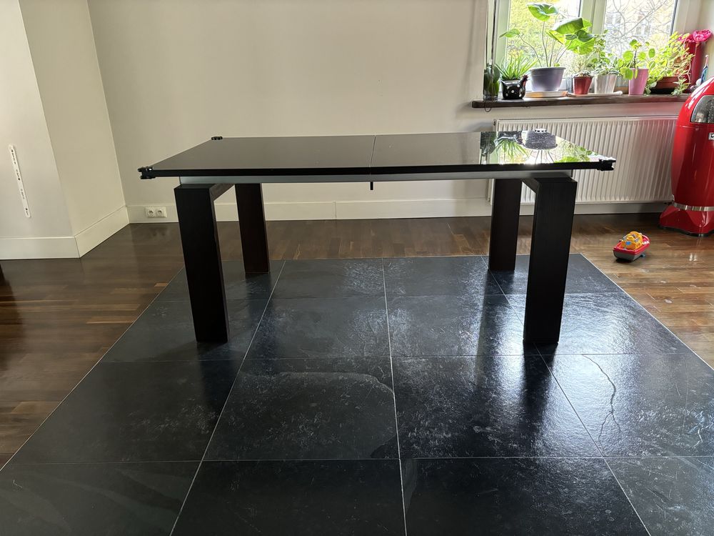 Piękny solidny stół szklany elegancji