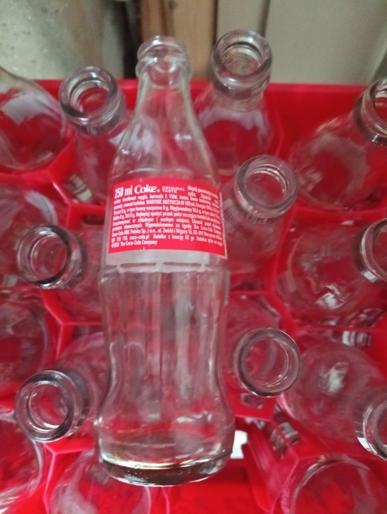 Skrzynki z butelkami z coca-coli 0,25