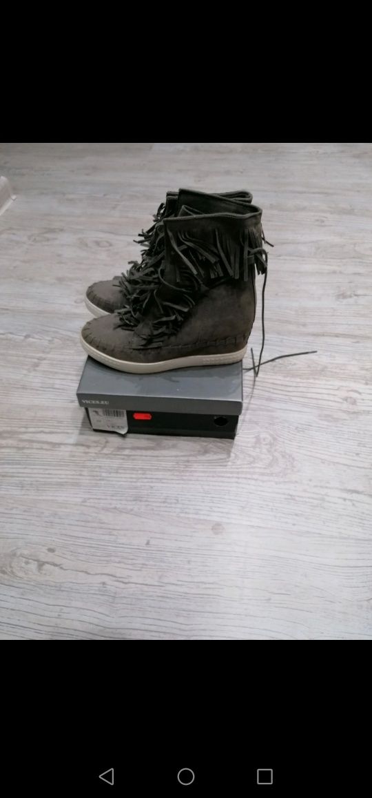 Botki na koturnie