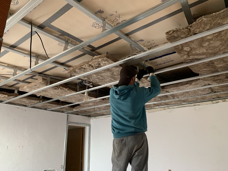 Serviços de alvenaria, ladrilho, pladur, pinturas entre outros