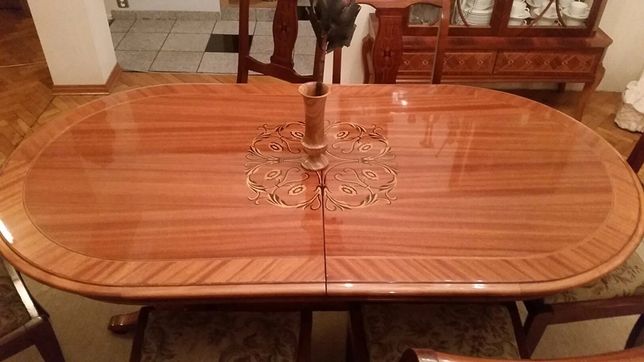 Drewniany stół z blatem zdobionym intarsją o wym. 0,90x1,87m(+0,7m)