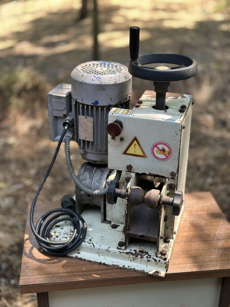 Máquina Eléctrica de Descarnar Cabos – Usada