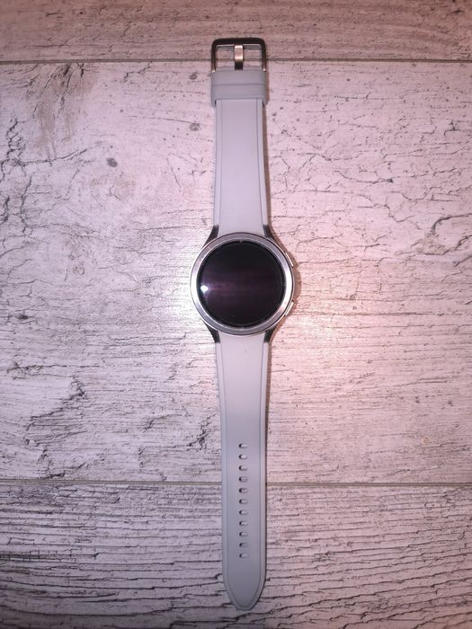 Samsung Galaxy Watch4 Classic (TGKE) Srebrny