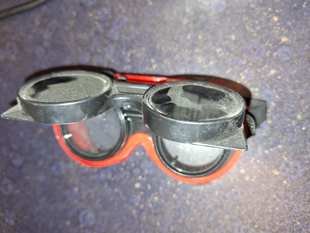 Okulary spawalnicze ze składanymi szybkami spawalniczymi i zwykłe