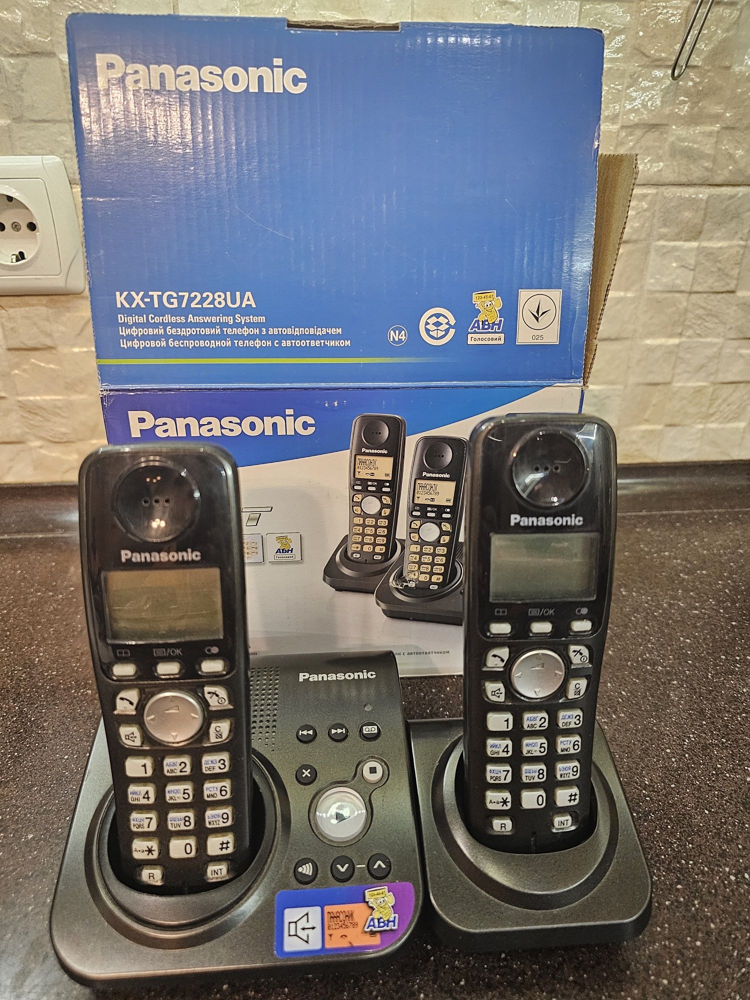 Телефон Panasonic з 2 радіостанціями