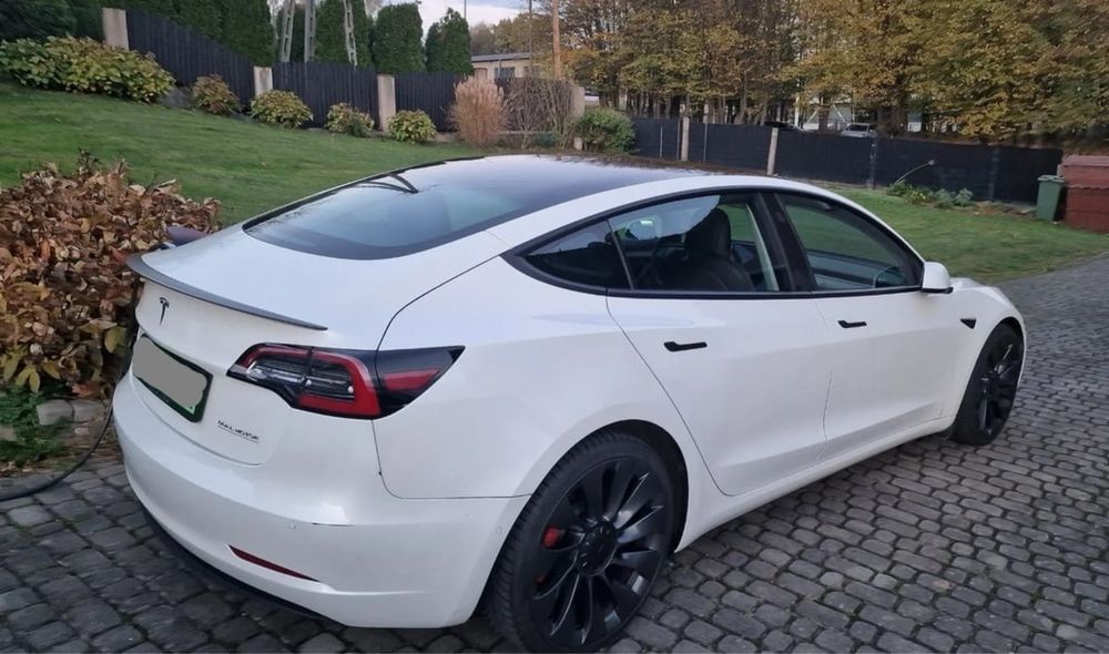 Tesla model 3 2021 року
