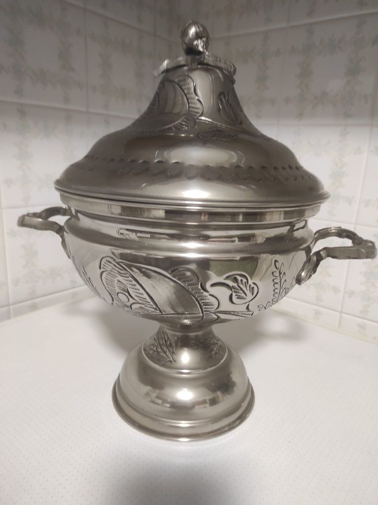Taça antiga em estanho