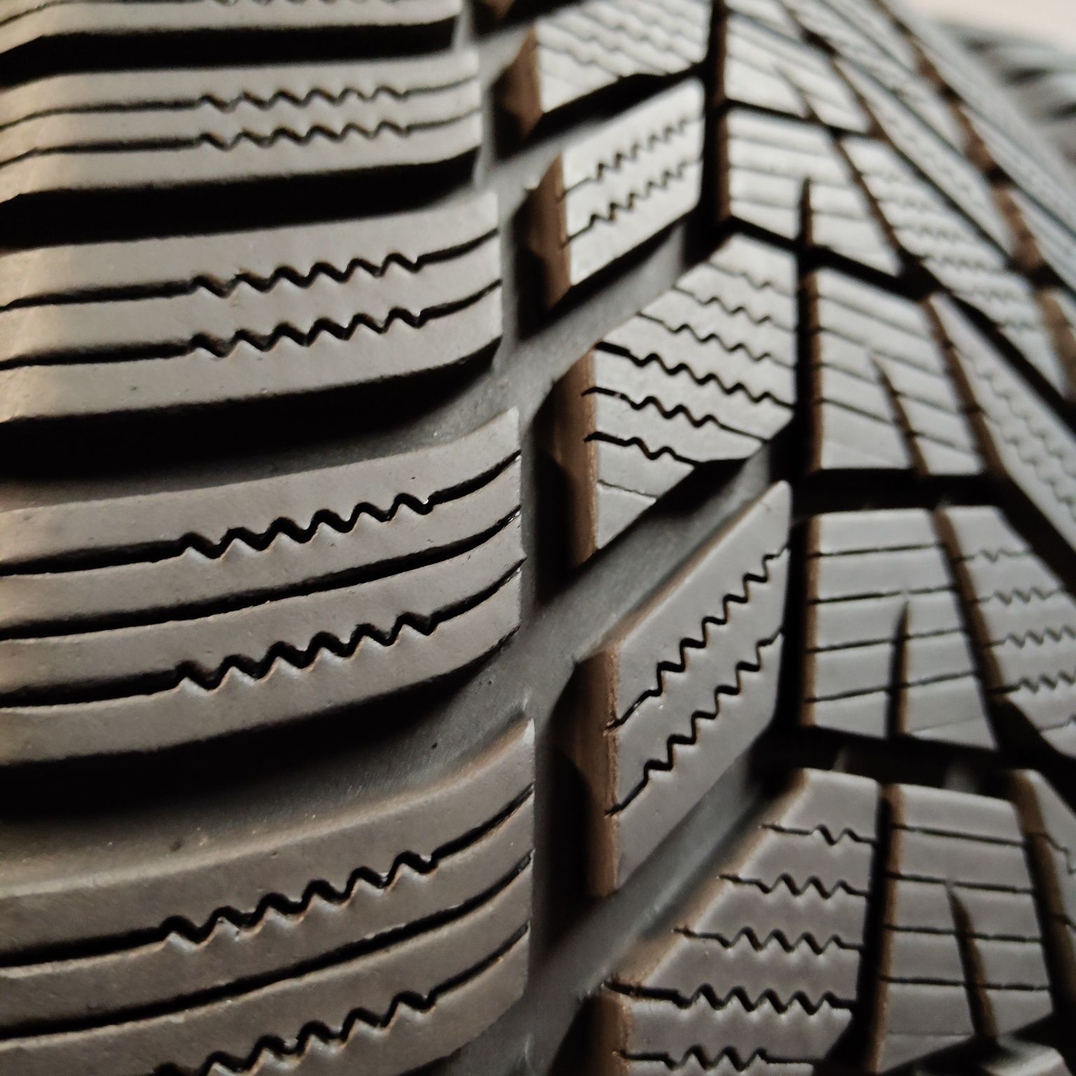 235/50/19 XL Sprzedam parę opon zimowych Hankook