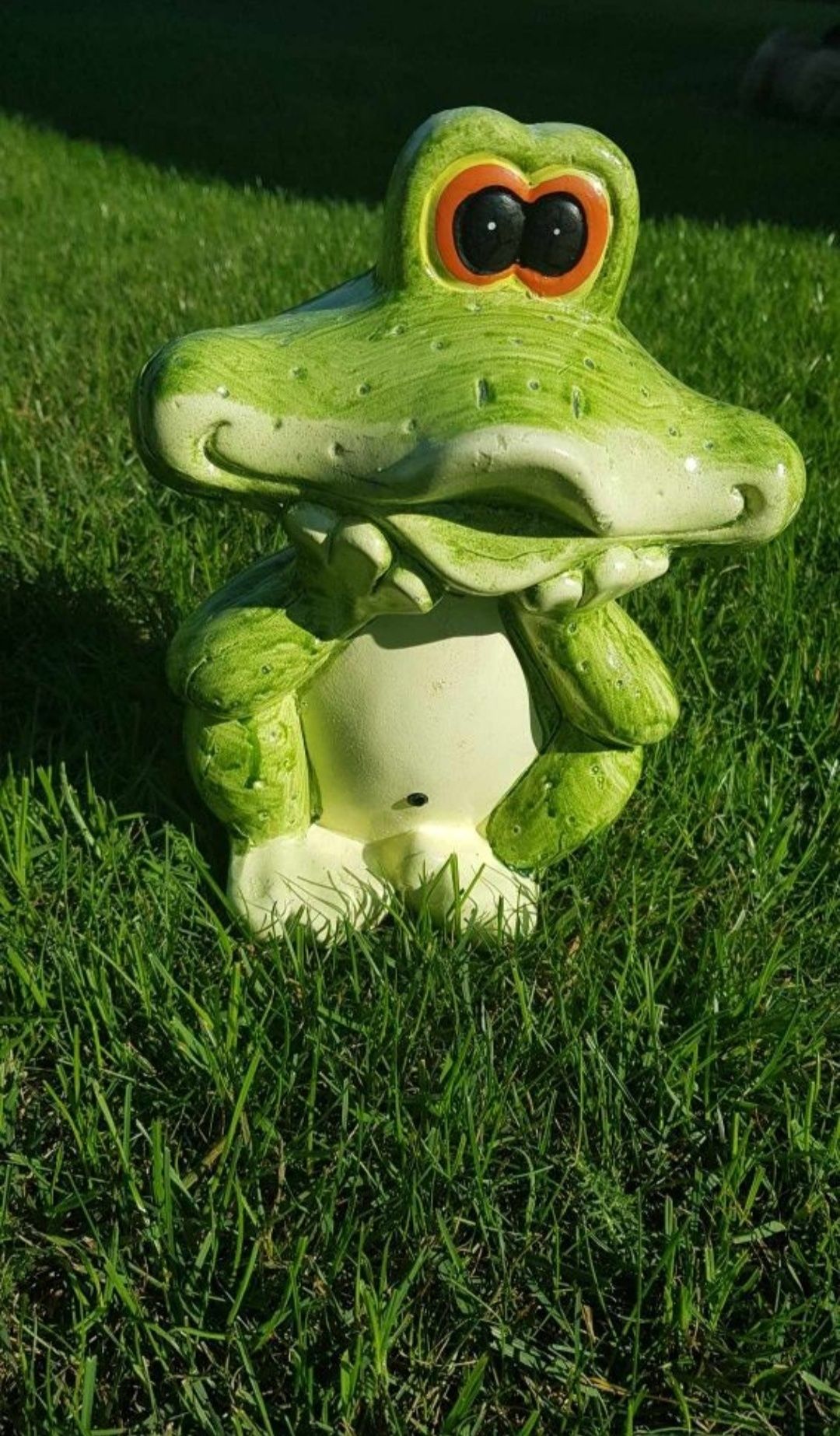 Figurka ogrodowa żaba na czujkę