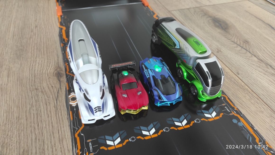 Tor wyścigowy Duży zestaw Anki Overdrive i Fast & Furious.