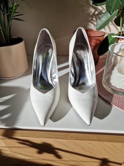 Czólenka Bershka 40 białe 10 cm ślubne słupek