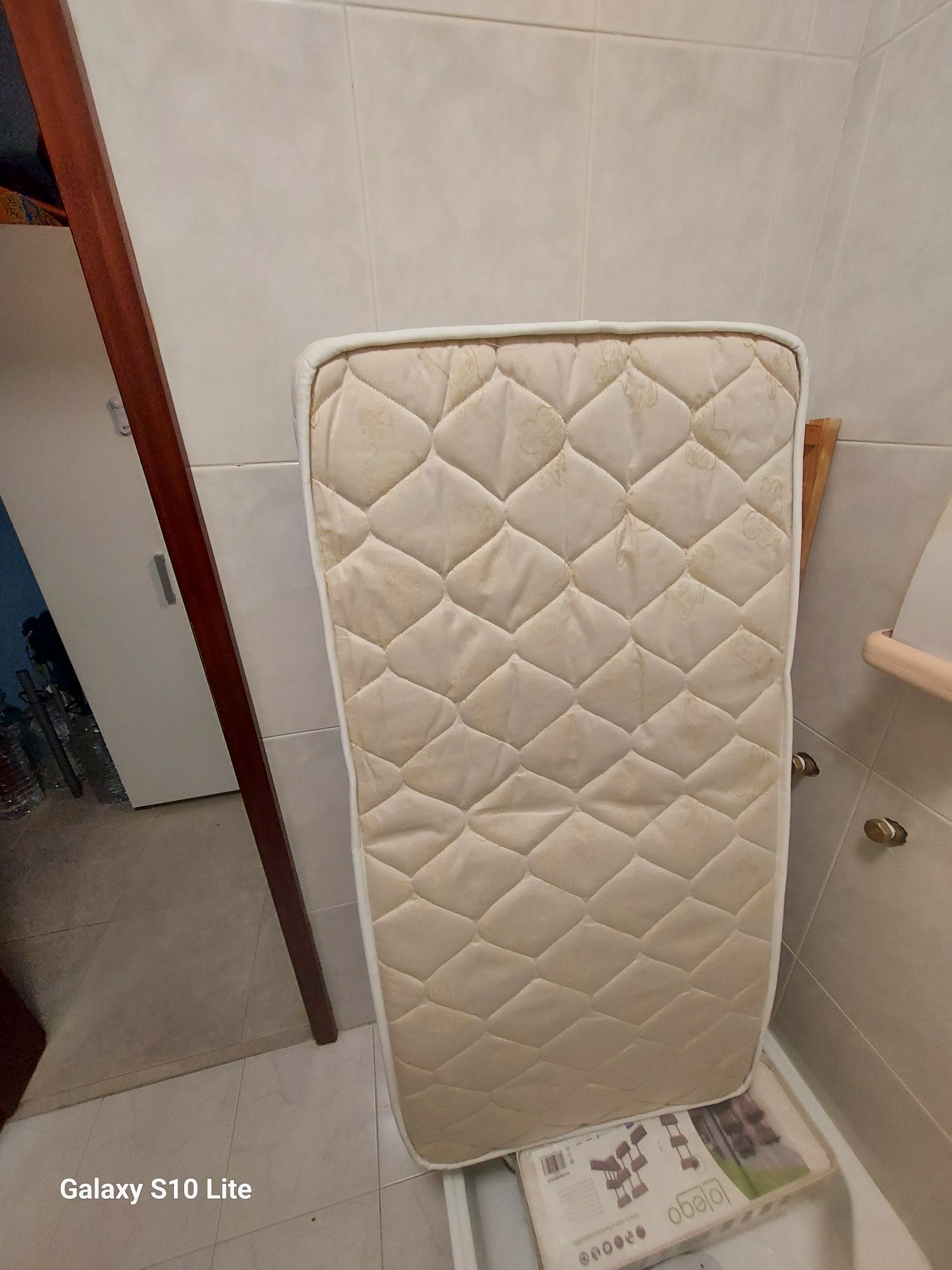 Cama de grades e colchão