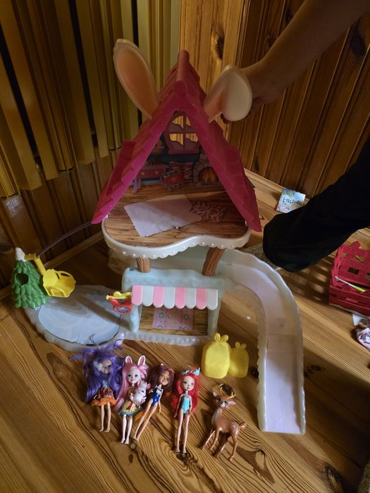 Domek Enchantimals plus 4 lalki i jelonek