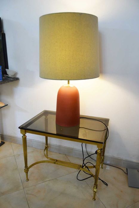 Candeeiro vermelho e veludo.