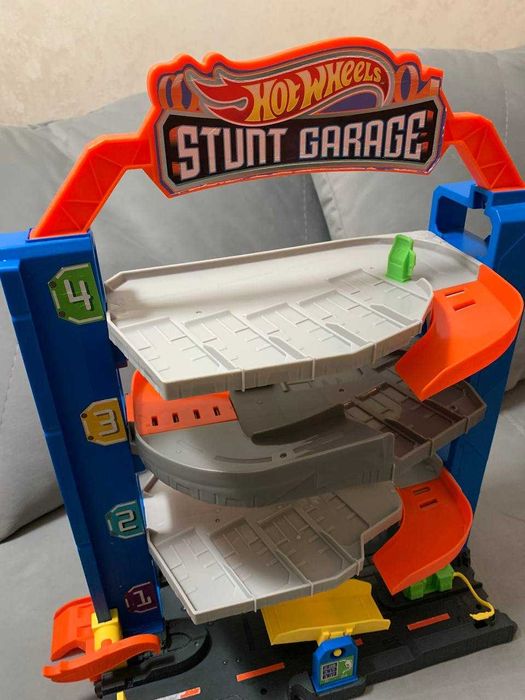 Трек Ігровий набір Hot Wheels Гараж для трюків (GNL70)