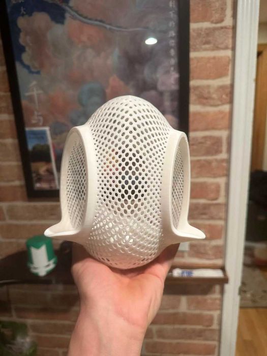 Зручна у сильному дизайні годівниці для птахів.