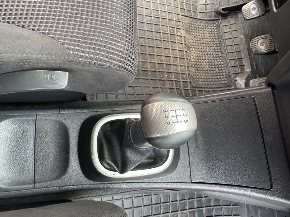 продам Nissan Tiida  2011 года 1.6 бензин