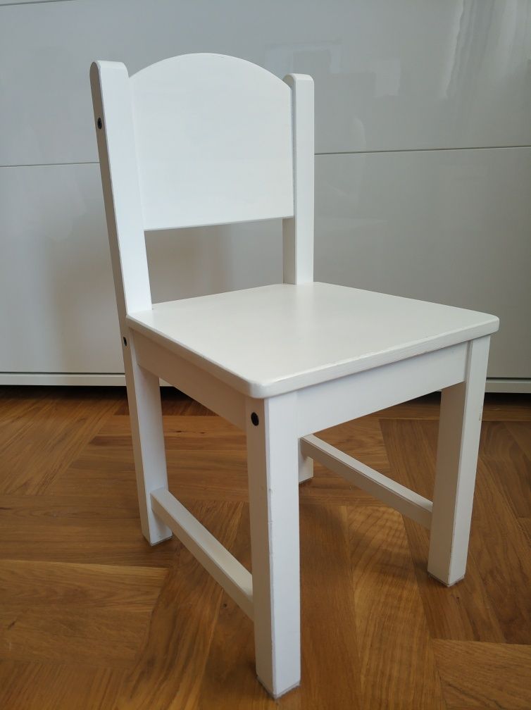 Białe krzesełko dziecięce Ikea Sundvik