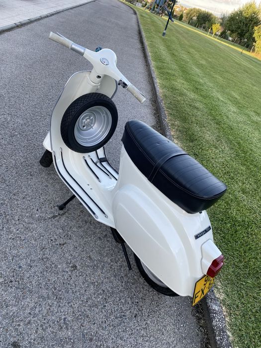 Vespa 50S, branca, totalmente restaurada