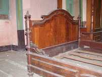 Cama estilo romântico em castanheiro maciço