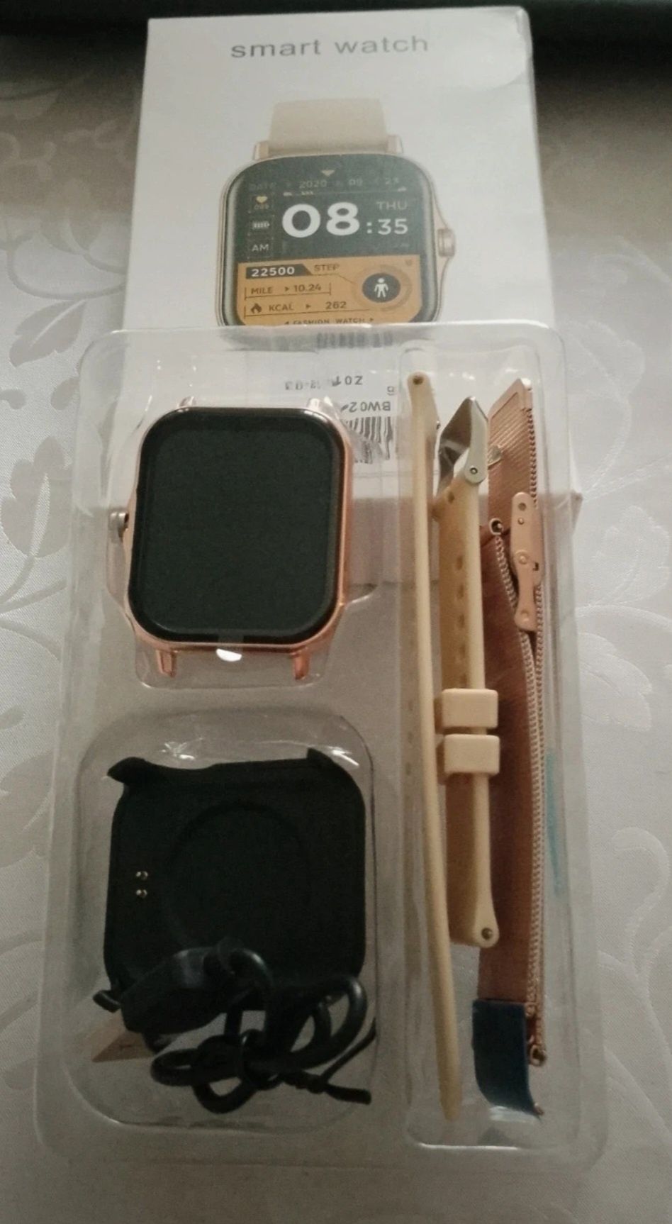 Nowy smartwatch kwadratowy złoty