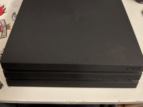 PS4 Pro 1TB c/ 2 comandos + jogos
