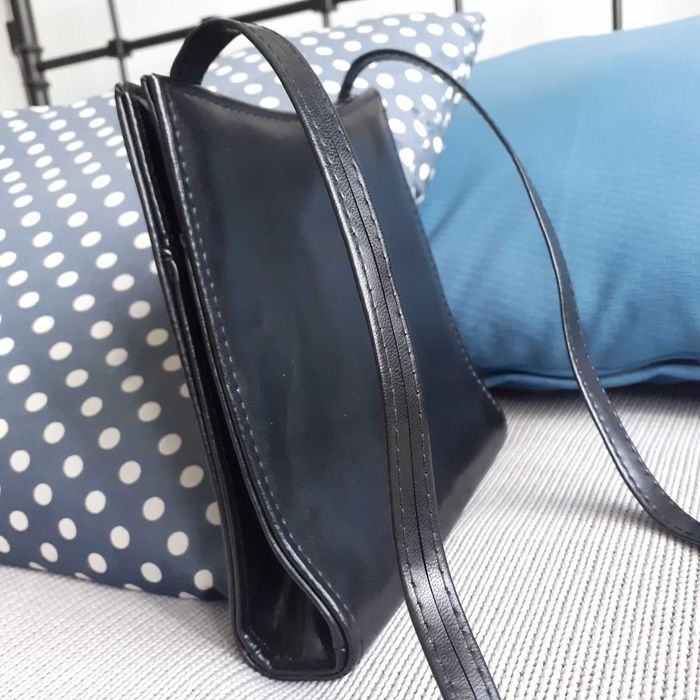 Mała czarna prosta torebka skórzana