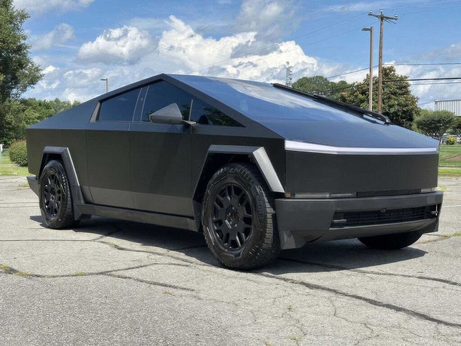 Tesla Cybertruck Crew Cab      2024