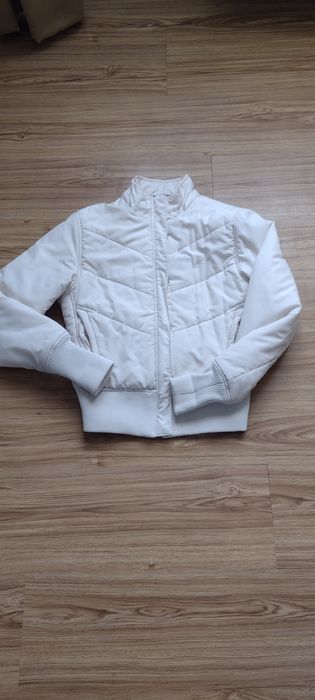 Продається спортивна жіноча куртка
