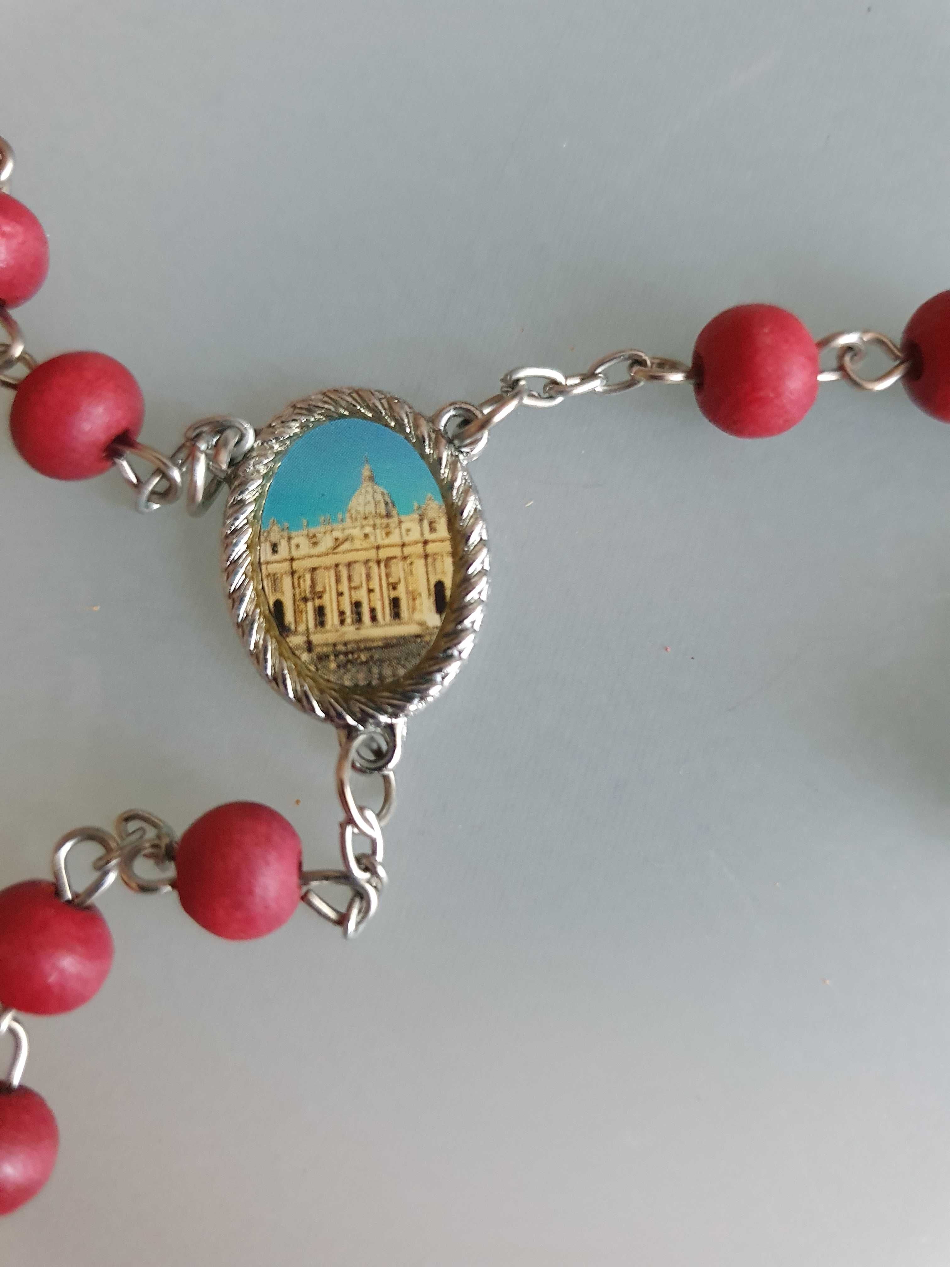 Różaniec z Watykanu z wizerunkiem papieża Franciszka