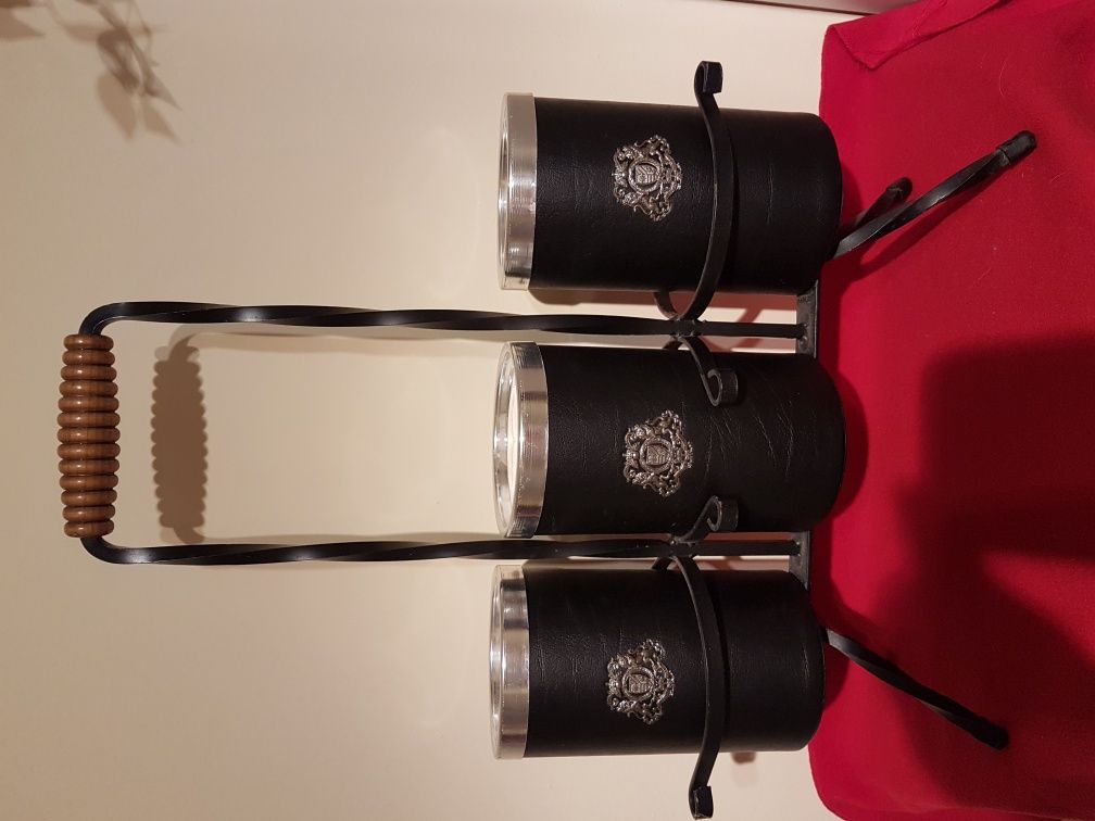 Elegancki pojemnik na butelki alkohol ładną wystawa