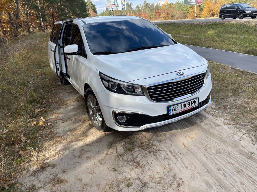 Продам kia carnival 2017