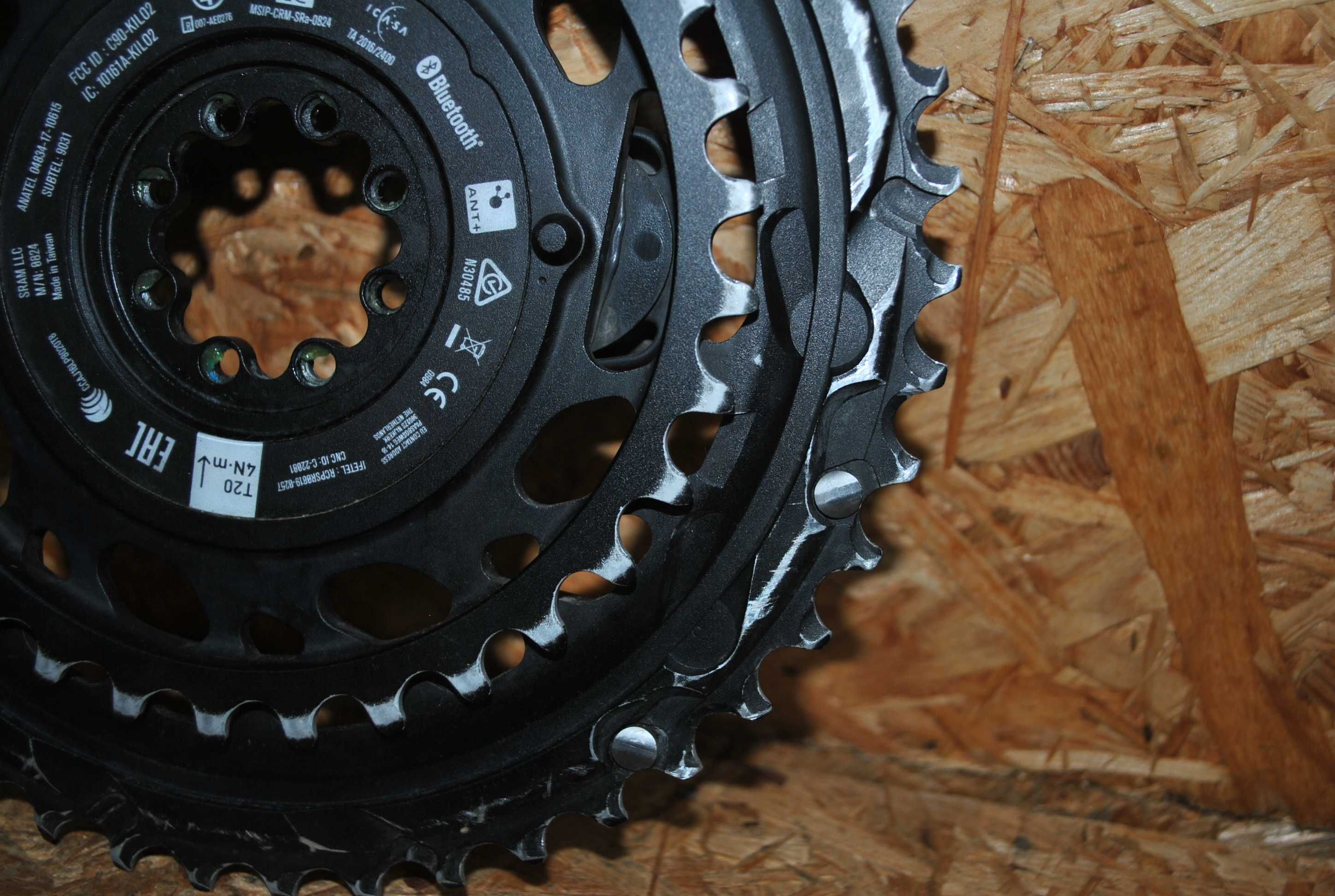 Idealna zębatka z pomiarem mocy Sram Red Axs Quarg 46/33T Gravel 2