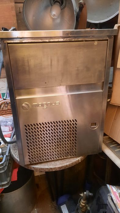 Máquina de fazer gelo da marca magnus.
