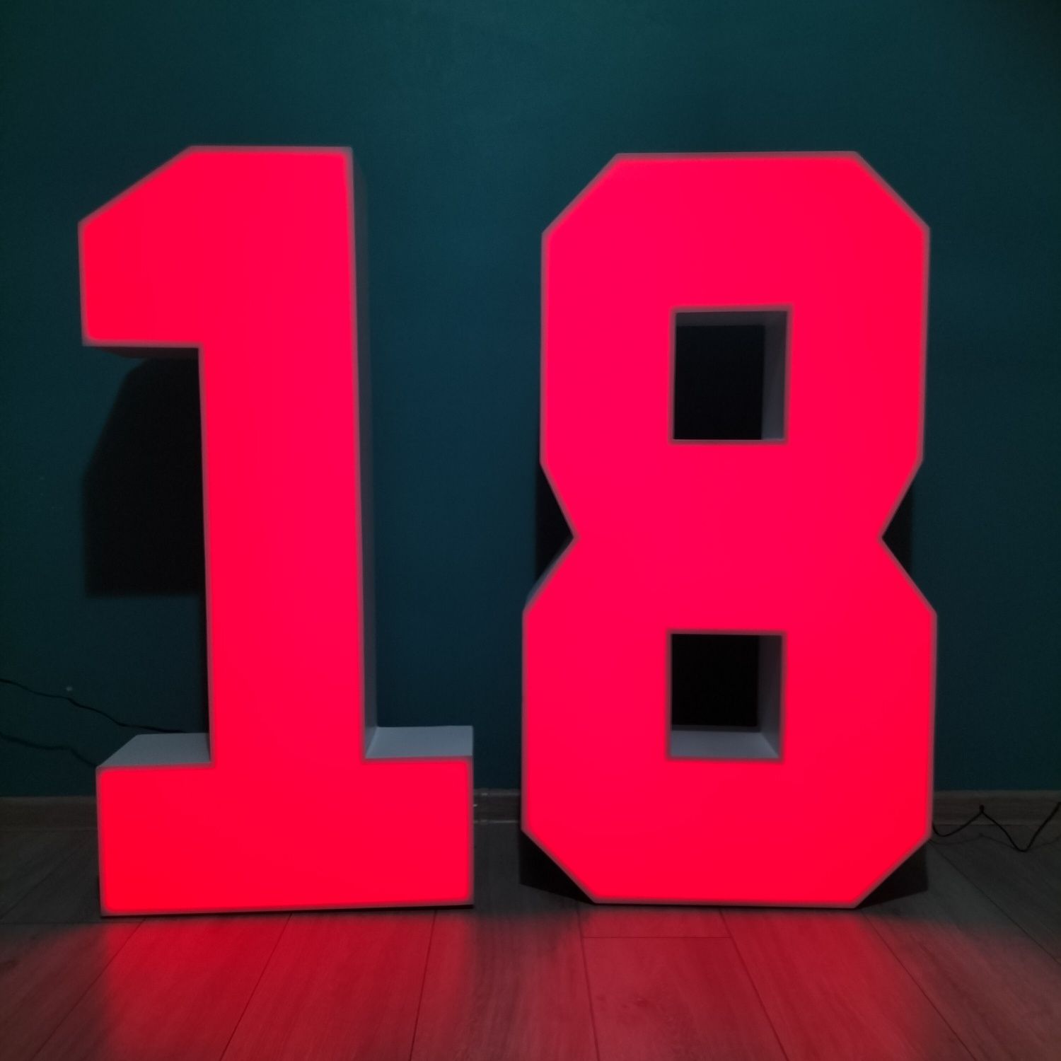 Cyfry 18 podświetlana cyfry LED RGBW osiemnastka świecąca