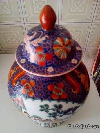 Pote em porcelana chinesa com pintura à mão e em relevo