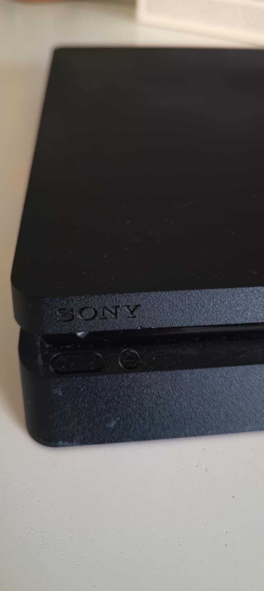 Konsola PlayStation 4