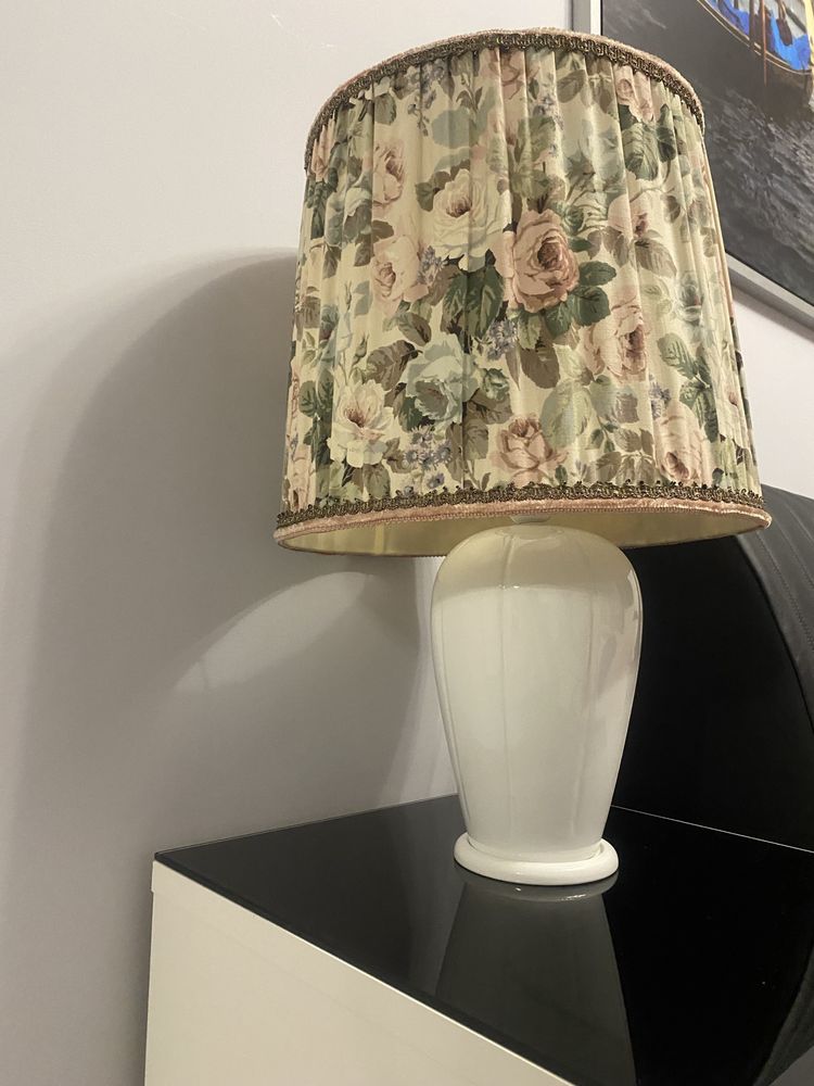 Biala lampka nocna z kwiatowym abażurem