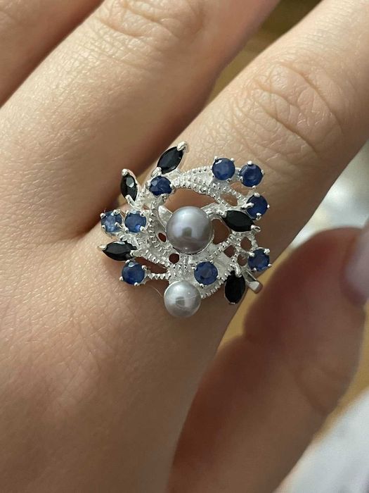 Серебряное кольцо с жемчугом и сапфиром. Размер 18.75