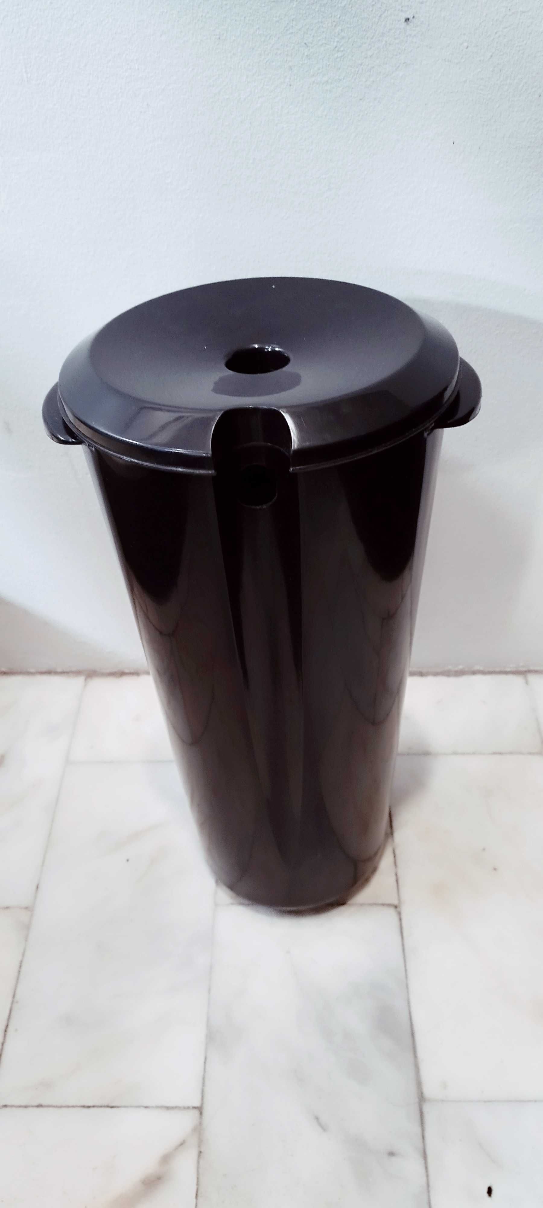 Rampa para lavar cabeças para acamados com depósito e chuveiro.
