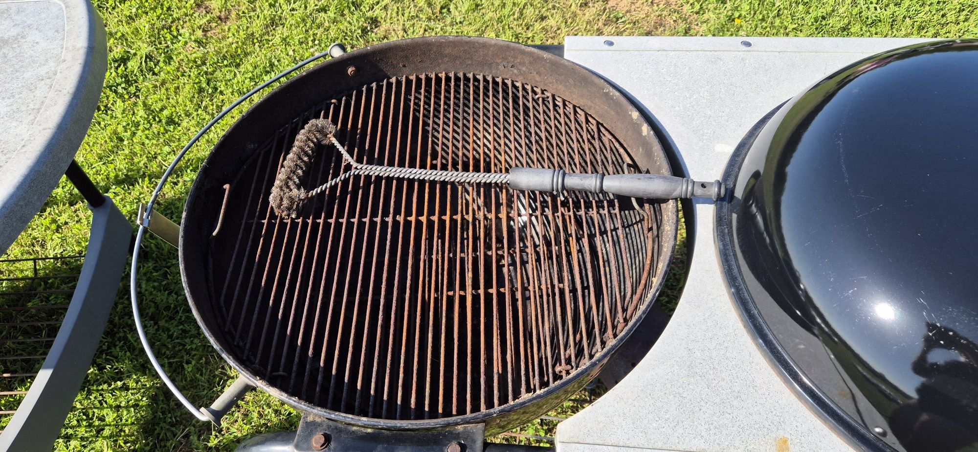 Grill Weber USA kula duży na kółkach ze stolikiem
