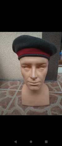 Szary beret wojskowy