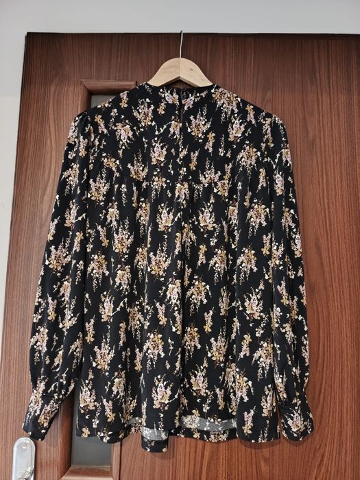 Czarna bluzka z kwiatowym motywem r. XL/XXL 42/44
