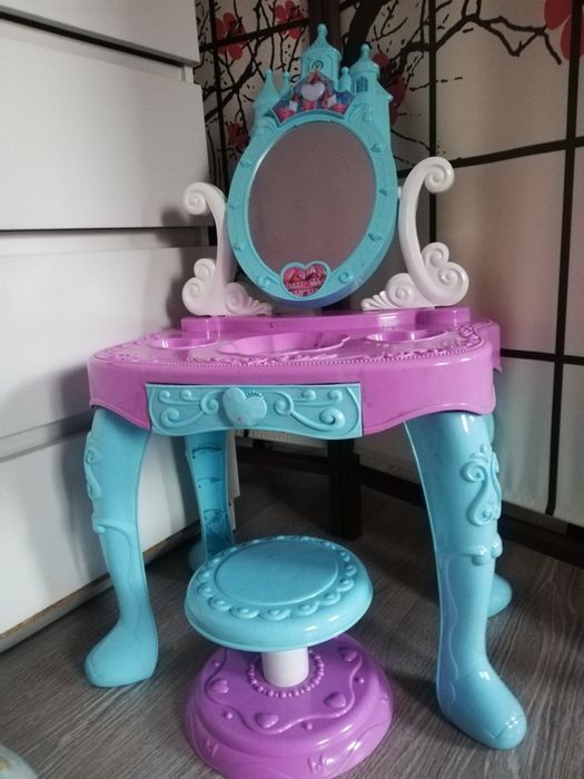 Mała toaletka dla dziewczynki