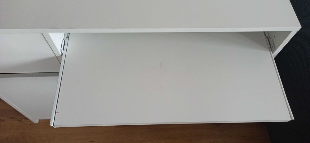 Białe biurko z półką na klawiaturę